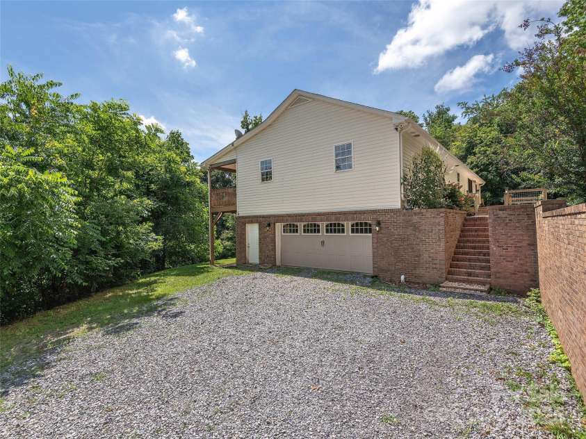 422 Day Lily Drive, Leicester, NC 28748.  MLS# CAR4278707, YatesRealty ID 27063. 