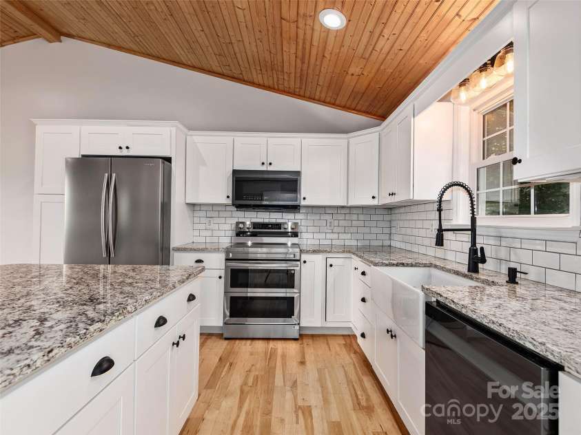 422 Day Lily Drive, Leicester, NC 28748.  MLS# CAR4278707, YatesRealty ID 27063. 