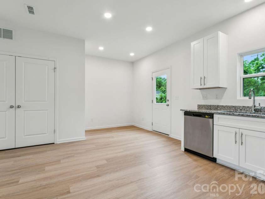 1005 Glenview Avenue, Gastonia, NC 28054.  MLS# CAR4384399, YatesRealty ID 27064. 