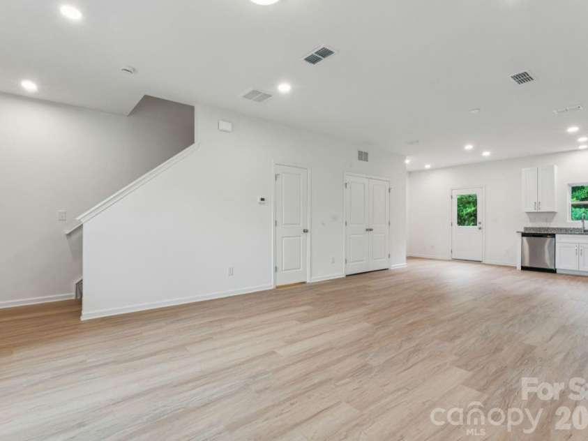 1005 Glenview Avenue, Gastonia, NC 28054.  MLS# CAR4384399, YatesRealty ID 27064. Living Room
