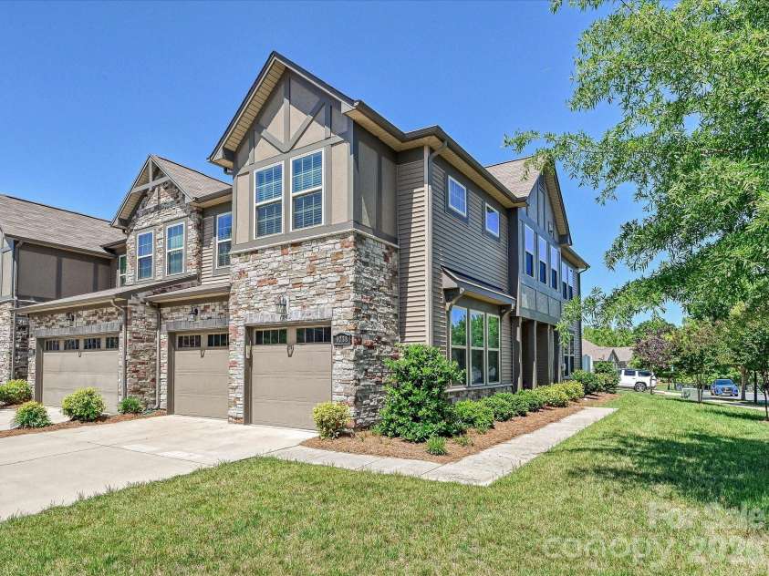 9238 Glenburn Lane, Charlotte, NC 28278.  MLS# CAR4369234, YatesRealty ID 27065. Garage