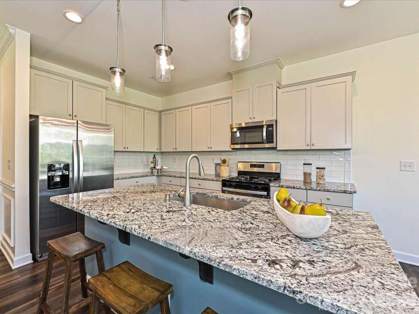 9238 Glenburn Lane, Charlotte, NC 28278.  MLS# CAR4369234, YatesRealty ID 27065. Kitchen