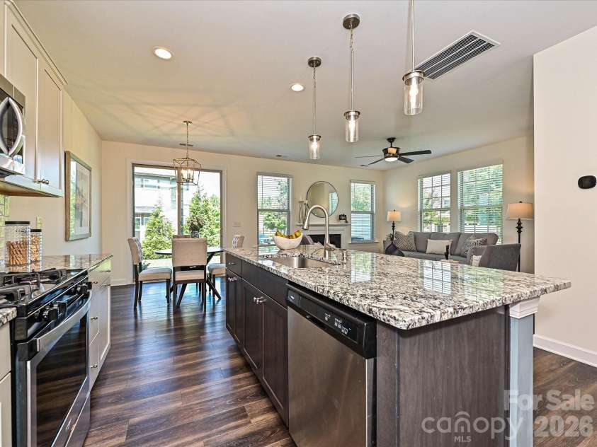 9238 Glenburn Lane, Charlotte, NC 28278.  MLS# CAR4369234, YatesRealty ID 27065. Kitchen