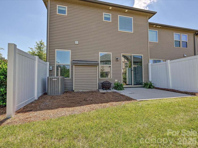 9238 Glenburn Lane, Charlotte, NC 28278.  MLS# CAR4369234, YatesRealty ID 27065. Patio