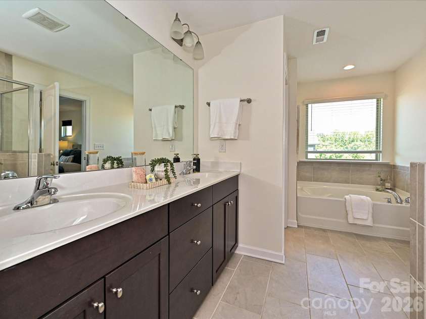 9238 Glenburn Lane, Charlotte, NC 28278.  MLS# CAR4369234, YatesRealty ID 27065. Primary Bathroom