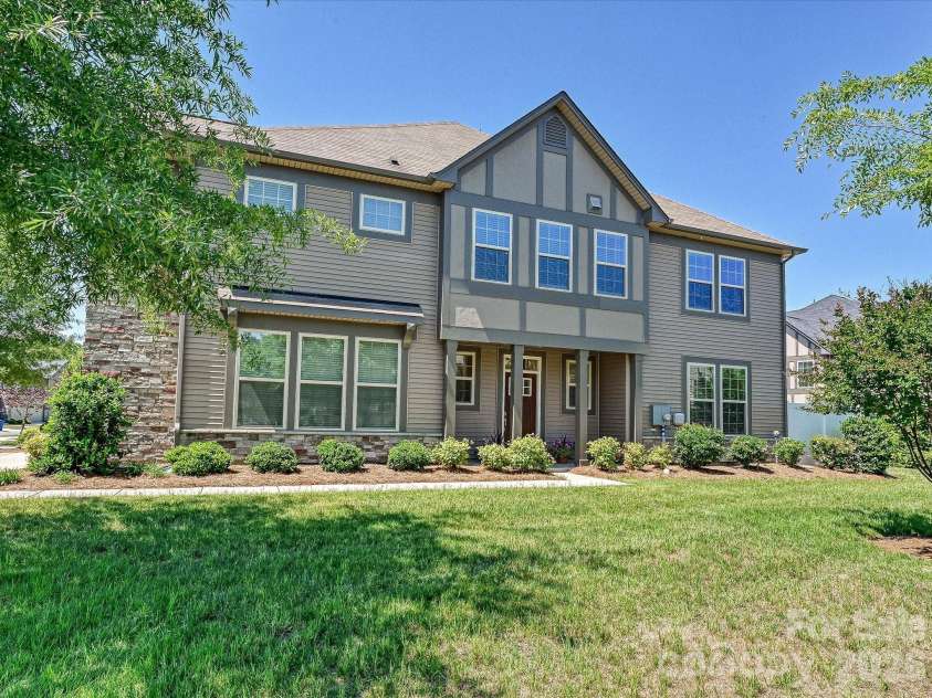 9238 Glenburn Lane, Charlotte, NC 28278.  MLS# CAR4369234, YatesRealty ID 27065. Welcome Home