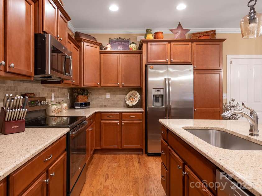 14914 Dewpoint Place, Huntersville, NC 28078.  MLS# CAR4279093, YatesRealty ID 27066. Rich, warm maple cabinetry with pullouts in pantry and lower cabinets.