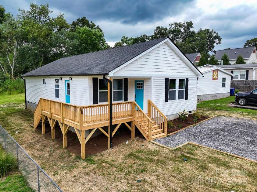 58 Goldmont Street, Black Mountain, NC 28711.  MLS# CAR4261245, YatesRealty ID 27067. 