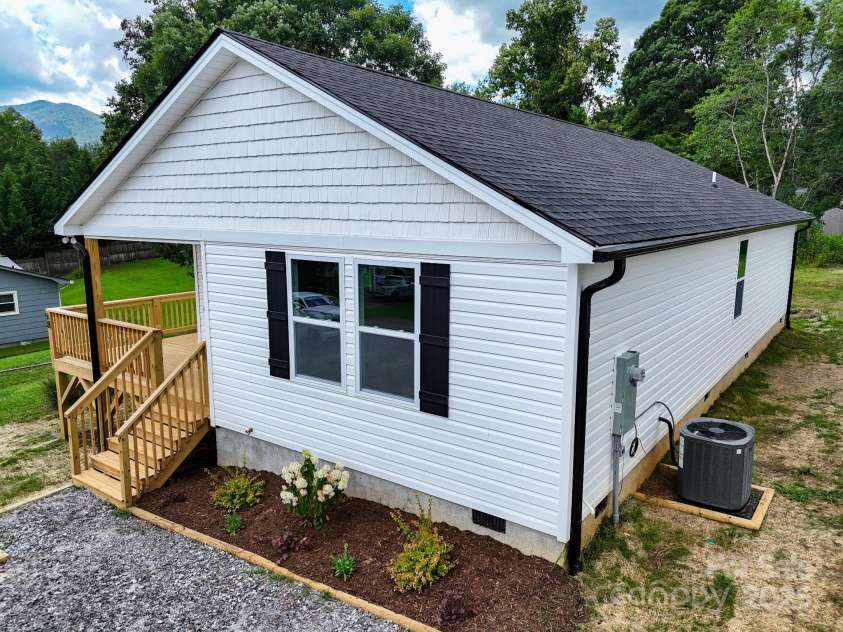 58 Goldmont Street, Black Mountain, NC 28711.  MLS# CAR4261245, YatesRealty ID 27067. 
