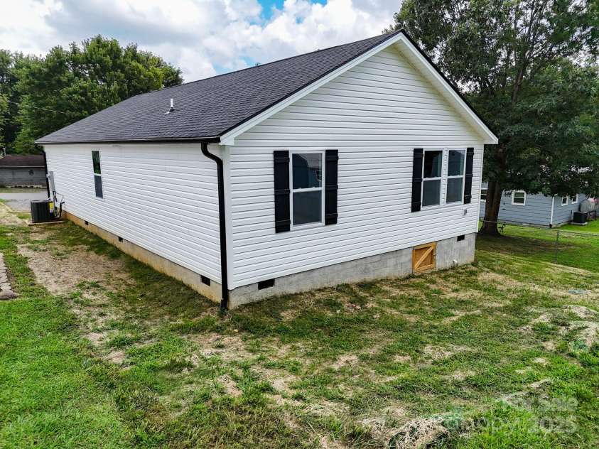 58 Goldmont Street, Black Mountain, NC 28711.  MLS# CAR4261245, YatesRealty ID 27067. 