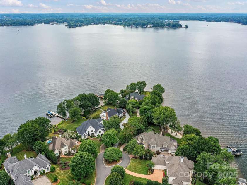 18201 Mainsail Pointe Drive, Cornelius, NC 28031.  MLS# CAR4279540, YatesRealty ID 27069. 