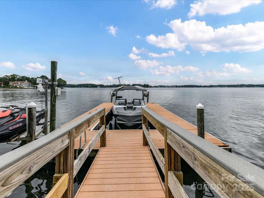 18201 Mainsail Pointe Drive, Cornelius, NC 28031.  MLS# CAR4279540, YatesRealty ID 27069. 