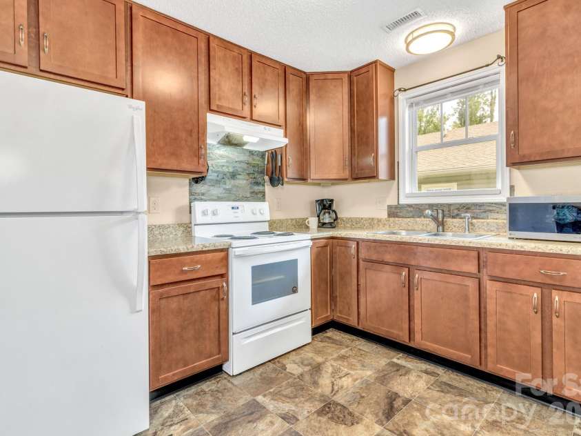 4 Mckinley Avenue, Asheville, NC 28803.  MLS# CAR4332599, YatesRealty ID 27069. 