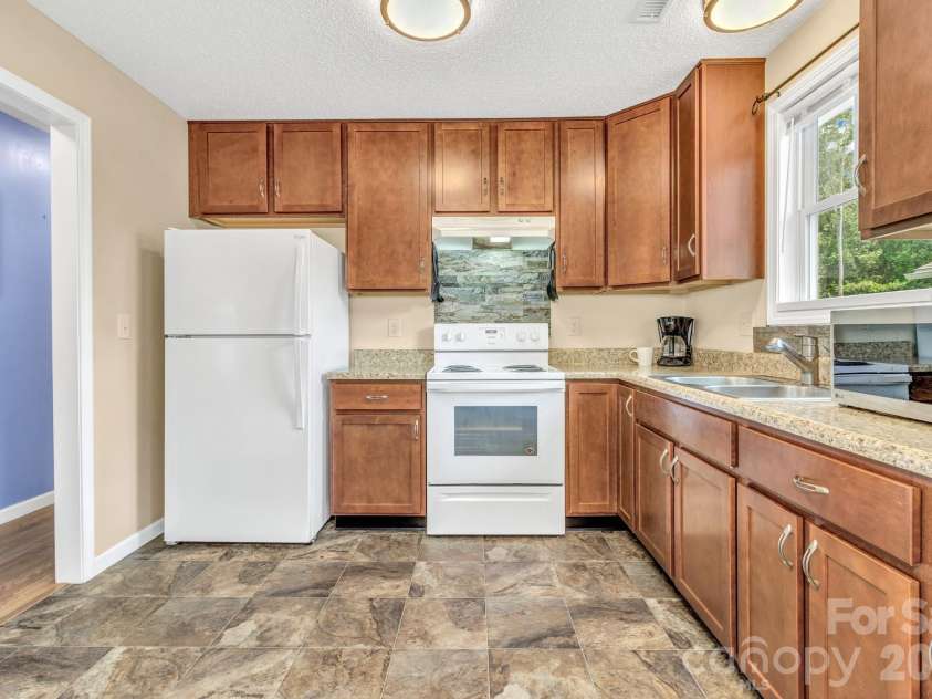 4 Mckinley Avenue, Asheville, NC 28803.  MLS# CAR4332599, YatesRealty ID 27069. 