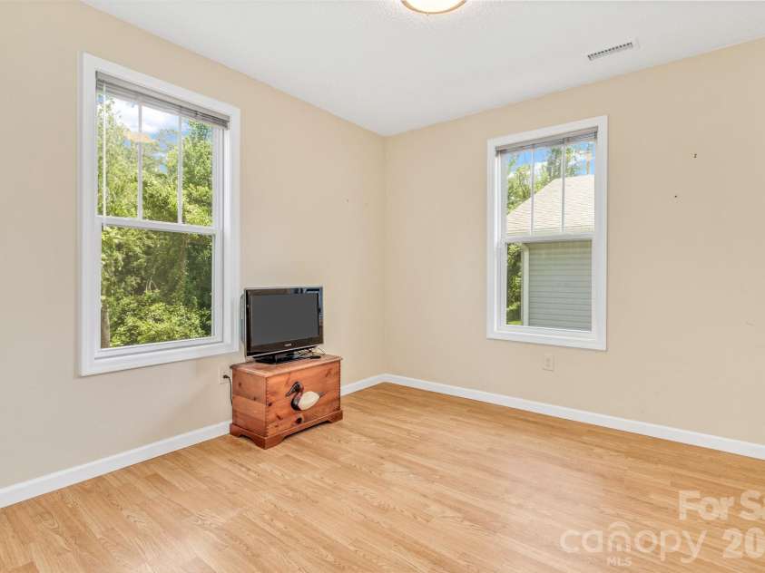 4 Mckinley Avenue, Asheville, NC 28803.  MLS# CAR4332599, YatesRealty ID 27069. 