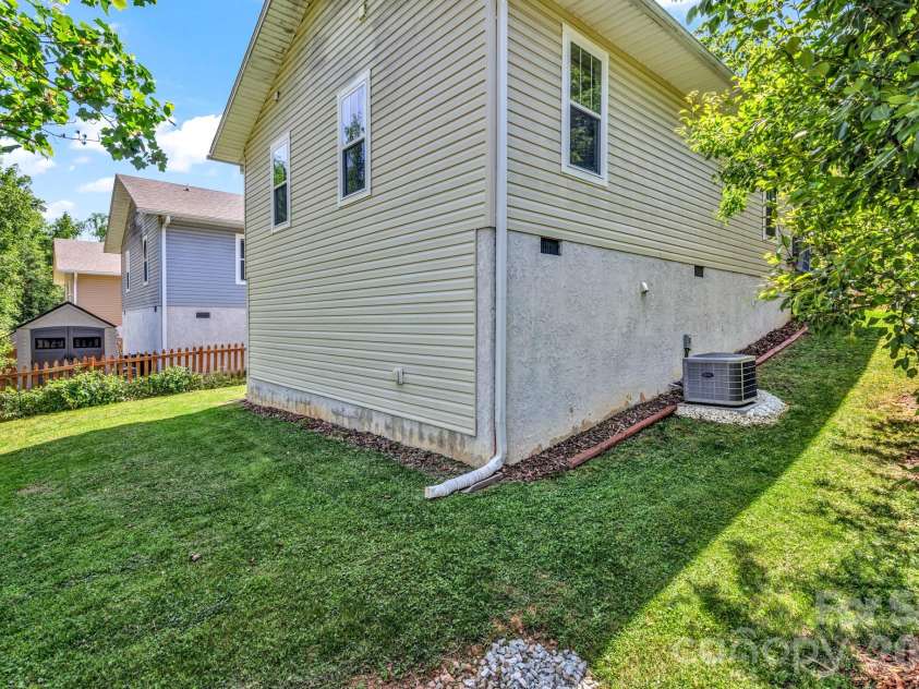 4 Mckinley Avenue, Asheville, NC 28803.  MLS# CAR4332599, YatesRealty ID 27069. 
