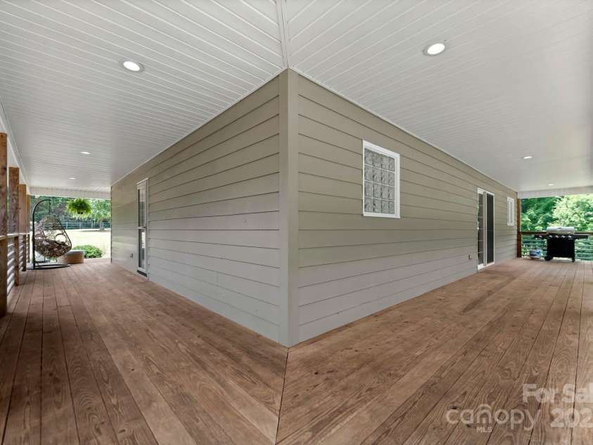 1363 John Cline Court, Lincolnton, NC 28092.  MLS# CAR4238099, YatesRealty ID 2707. 3 sided wrap around Poarch