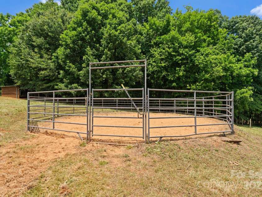 1363 John Cline Court, Lincolnton, NC 28092.  MLS# CAR4238099, YatesRealty ID 2707. Round pen