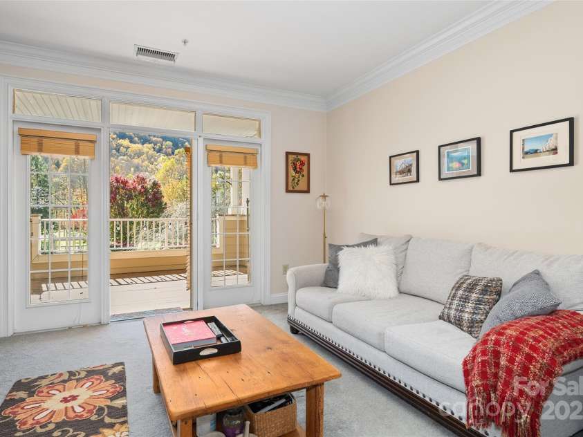 91 Glenview Lane, Maggie Valley, NC 28751.  MLS# CAR4312571, YatesRealty ID 2707. Living room out to expansive deck