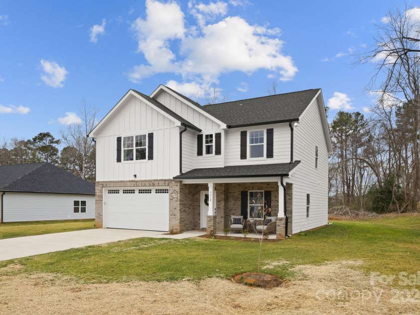 5319 Carden Drive, Charlotte, NC 28227.  MLS# CAR4196419, YatesRealty ID 27070. Living room