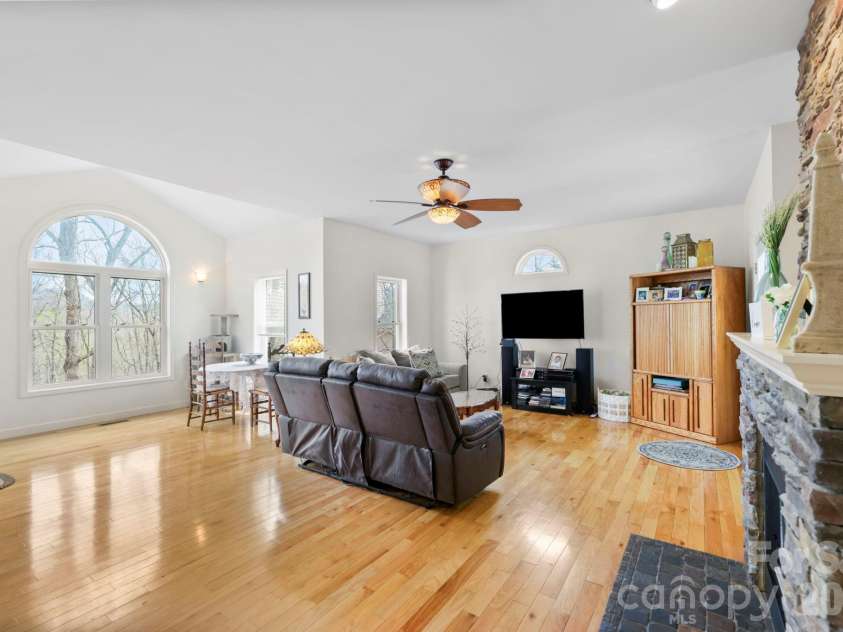 11 Starlight Drive, Black Mountain, NC 28711.  MLS# CAR4357278, YatesRealty ID 27071. 
