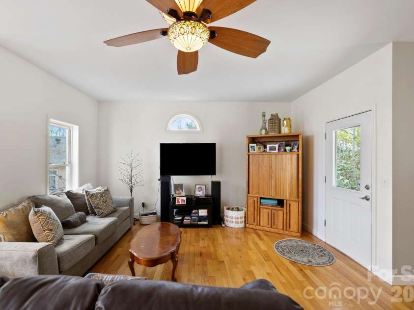 11 Starlight Drive, Black Mountain, NC 28711.  MLS# CAR4357278, YatesRealty ID 27071. 