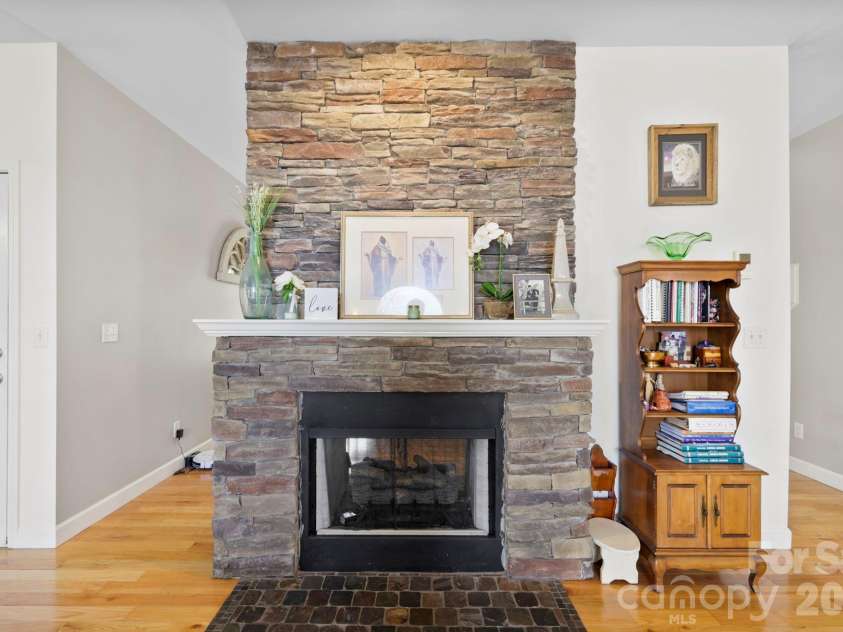 11 Starlight Drive, Black Mountain, NC 28711.  MLS# CAR4357278, YatesRealty ID 27071. 