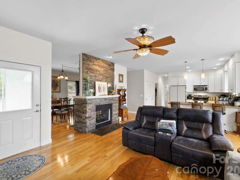 11 Starlight Drive, Black Mountain, NC 28711.  MLS# CAR4357278, YatesRealty ID 27071. 