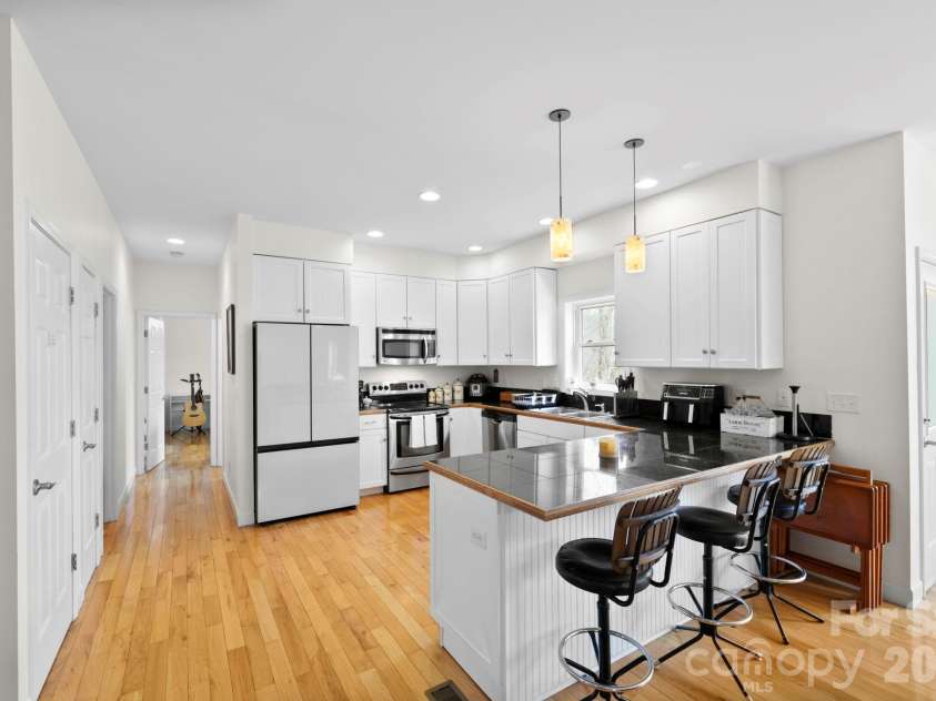 11 Starlight Drive, Black Mountain, NC 28711.  MLS# CAR4357278, YatesRealty ID 27071. 