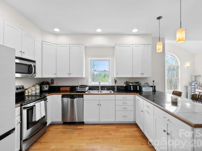 11 Starlight Drive, Black Mountain, NC 28711.  MLS# CAR4357278, YatesRealty ID 27071. 