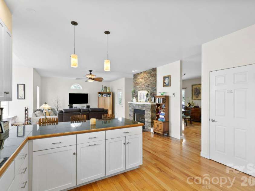 11 Starlight Drive, Black Mountain, NC 28711.  MLS# CAR4357278, YatesRealty ID 27071. 