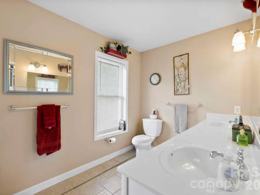 11 Starlight Drive, Black Mountain, NC 28711.  MLS# CAR4357278, YatesRealty ID 27071. 