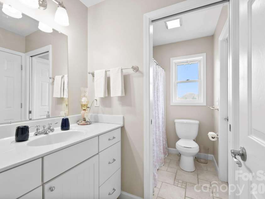 11 Starlight Drive, Black Mountain, NC 28711.  MLS# CAR4357278, YatesRealty ID 27071. 