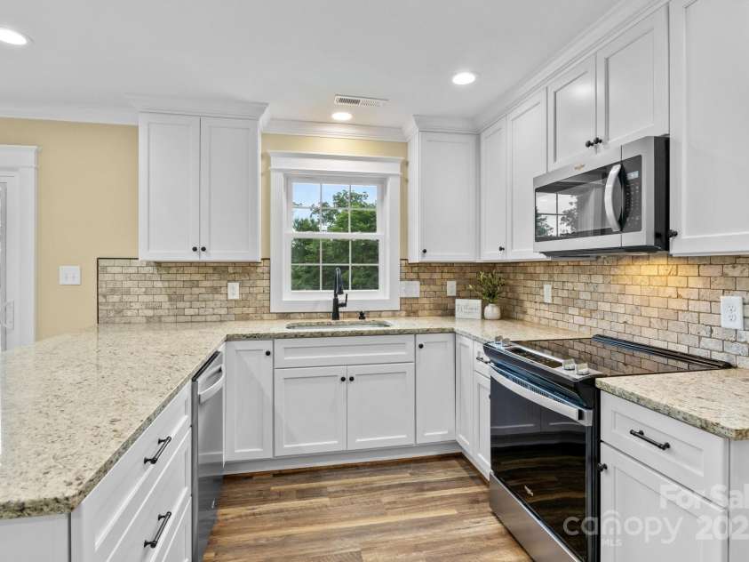 893 Chief Thomas Road, Harmony, NC 28634.  MLS# CAR4278148, YatesRealty ID 27073. Bright and spacious kitchen