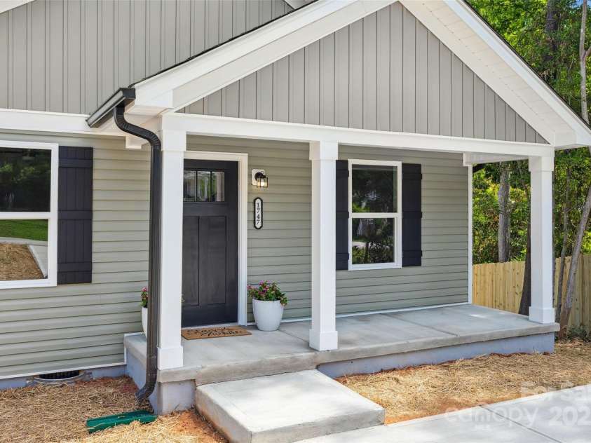 1747 Summit Avenue, Lancaster, SC 29720.  MLS# CAR4280328, YatesRealty ID 27074. Adorable front porch- the perfect spot to enjoy morning coffee