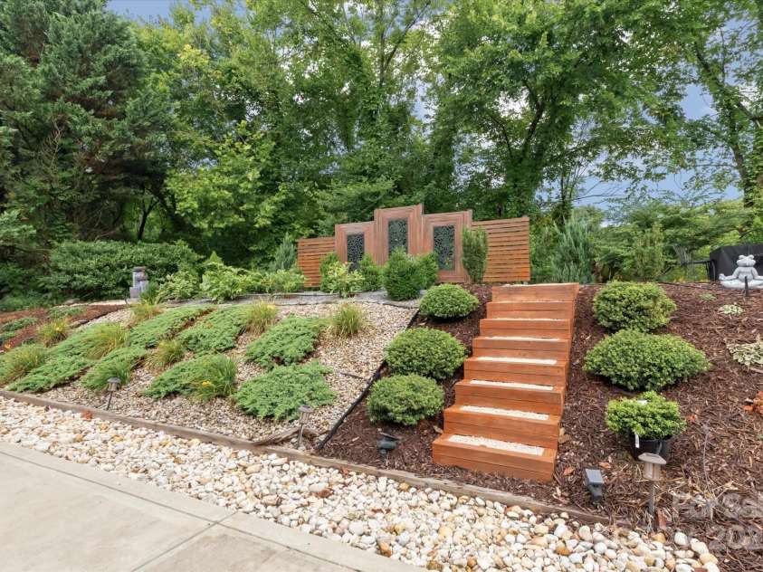 14127 Northridge Drive, Charlotte, NC 28269.  MLS# CAR4280367, YatesRealty ID 27075. 