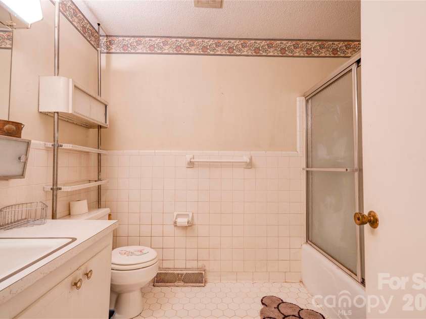 713 Pleasant Drive, Shelby, NC 28152.  MLS# CAR4355579, YatesRealty ID 27076. Bath 2