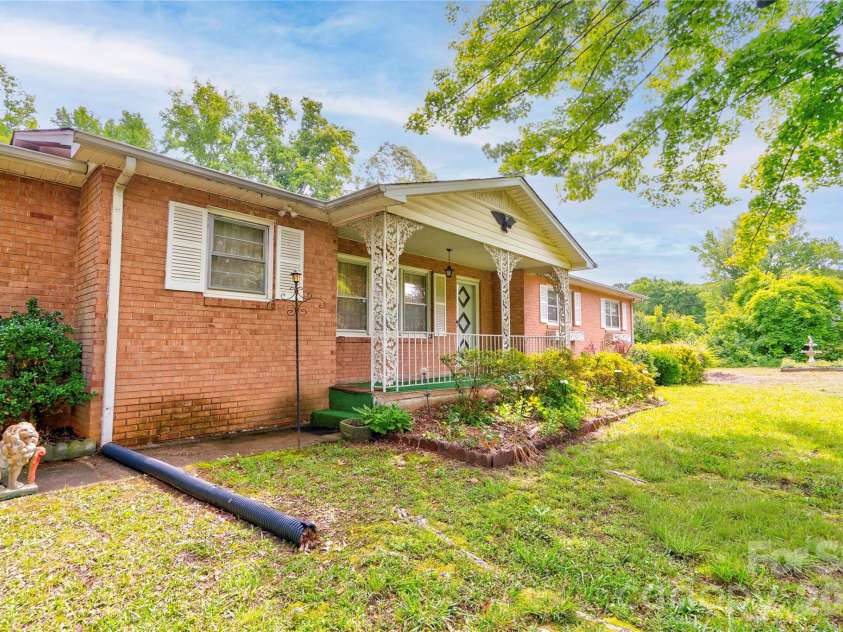 713 Pleasant Drive, Shelby, NC 28152.  MLS# CAR4355579, YatesRealty ID 27076. Covered Front Porch