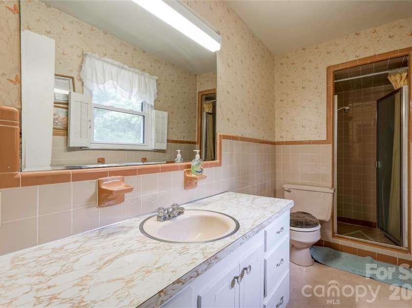 713 Pleasant Drive, Shelby, NC 28152.  MLS# CAR4355579, YatesRealty ID 27076. Primary Bath