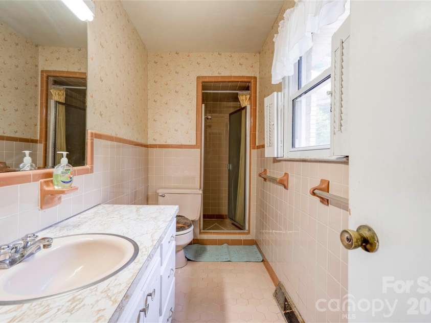 713 Pleasant Drive, Shelby, NC 28152.  MLS# CAR4355579, YatesRealty ID 27076. Primary Bath
