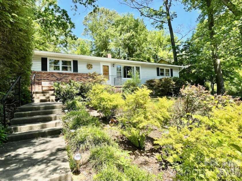 213 Park Lane, Black Mountain, NC 28711.  MLS# CAR4383127, YatesRealty ID 27077. 