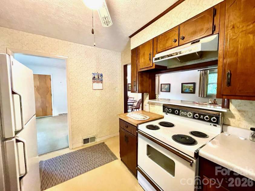 213 Park Lane, Black Mountain, NC 28711.  MLS# CAR4383127, YatesRealty ID 27077. 