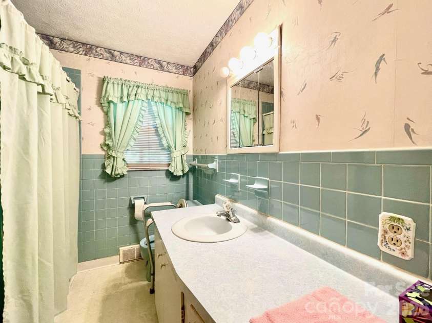 213 Park Lane, Black Mountain, NC 28711.  MLS# CAR4383127, YatesRealty ID 27077. Bathroom.