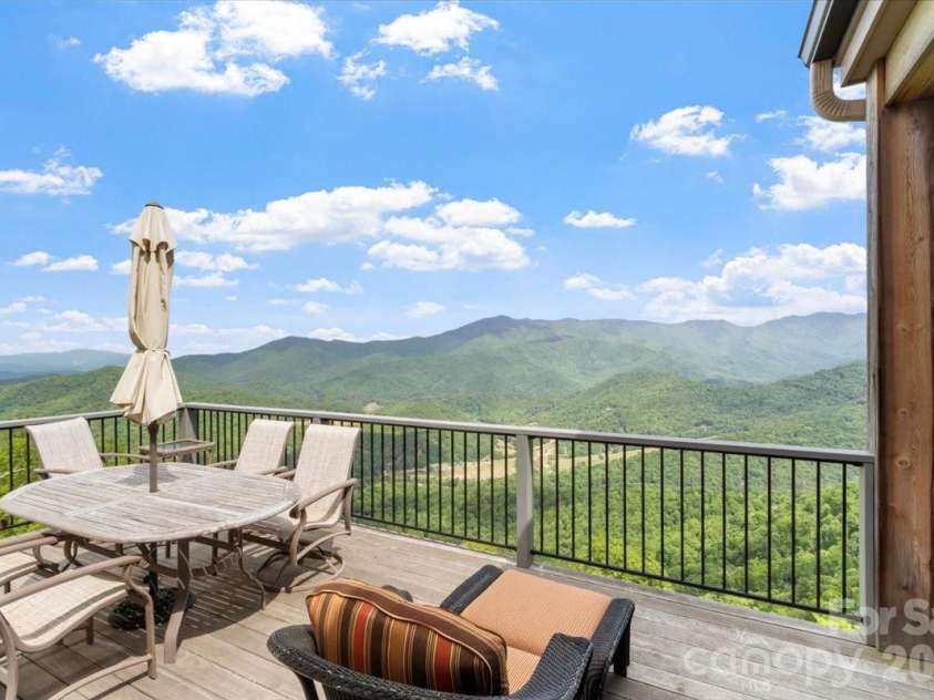 373 Rhododendron Lane, Burnsville, NC 28714.  MLS# CAR4385740, YatesRealty ID 27082. 