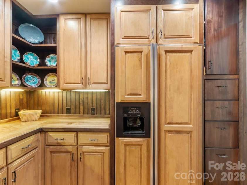 373 Rhododendron Lane, Burnsville, NC 28714.  MLS# CAR4385740, YatesRealty ID 27082. 