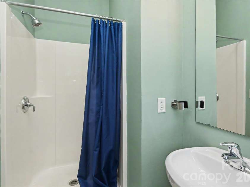 613 Mcninch Street, Charlotte, NC 28208.  MLS# CAR4381151, YatesRealty ID 27083. 