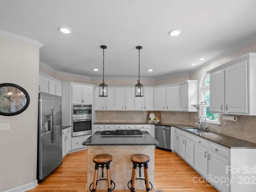 10108 Bayart Way, Huntersville, NC 28078.  MLS# CAR4280969, YatesRealty ID 27084. Bright and open kitchen with extra seating at the island