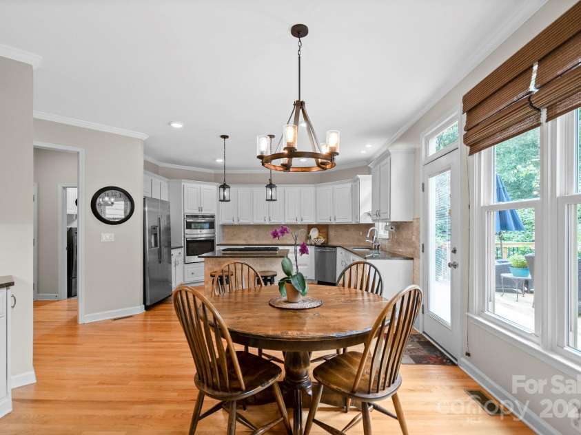 10108 Bayart Way, Huntersville, NC 28078.  MLS# CAR4280969, YatesRealty ID 27084. The eat-in kitchen is perfect for entertaining