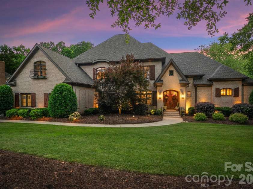 8905 Whirlaway Lane, Waxhaw, NC 28173.  MLS# CAR4382137, YatesRealty ID 27085. 