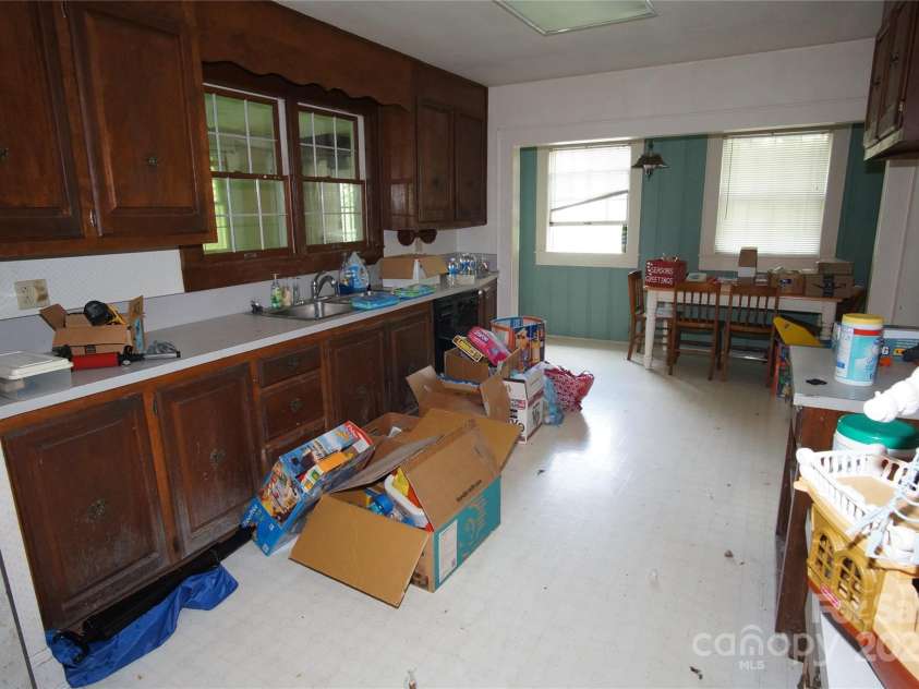1400 Central Drive, Kannapolis, NC 28083.  MLS# CAR4278245, YatesRealty ID 27088. Kitchen